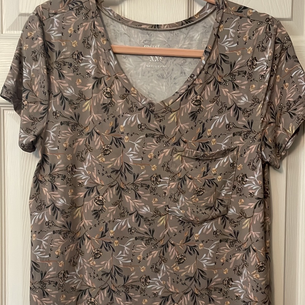 Grace & Lace V-NECK POCKET TEE IN BEIGE FLORAL